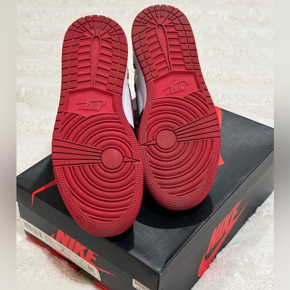 Jordan 1 Retro High
Bloodline (GS) SIZE 4 - Picture 7 of 12